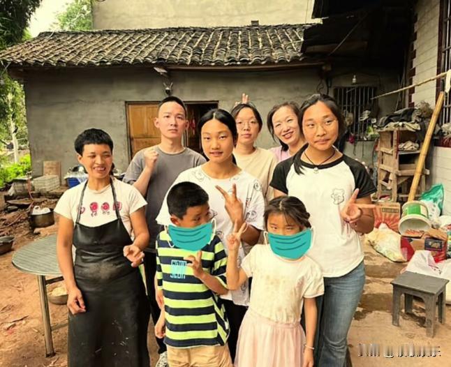 谢浩男和妈妈做公益，给山区的贫困家庭送了米、油、牛奶，还和他们一起包粽子，谢浩男