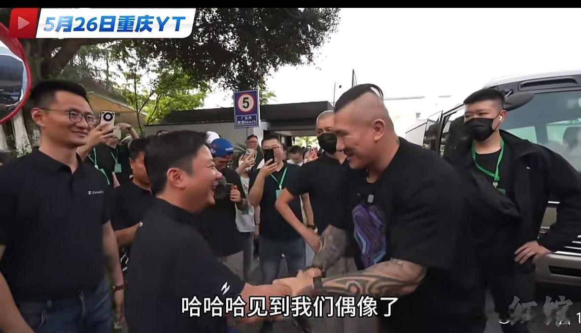 张雪终于和“馆长”见面，亲自出面接待，考察工厂，实地查看了夺冠的820 RR。“