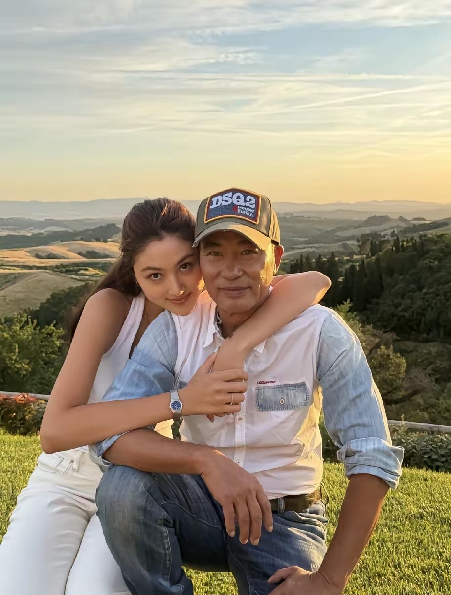 任达华女儿任晴佳晒出一家三口在意大利度假的照片，任晴佳22岁出落得亭亭玉立，将来