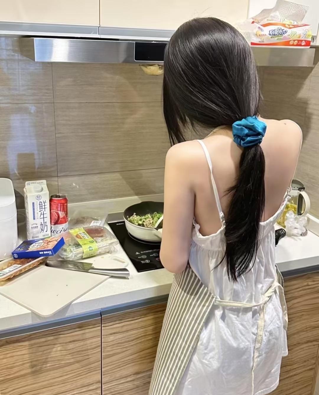 我也不想沉默，
可我没有人可以诉说
夜里躺在床上翻来覆去，
心里攒了满肚子的委屈