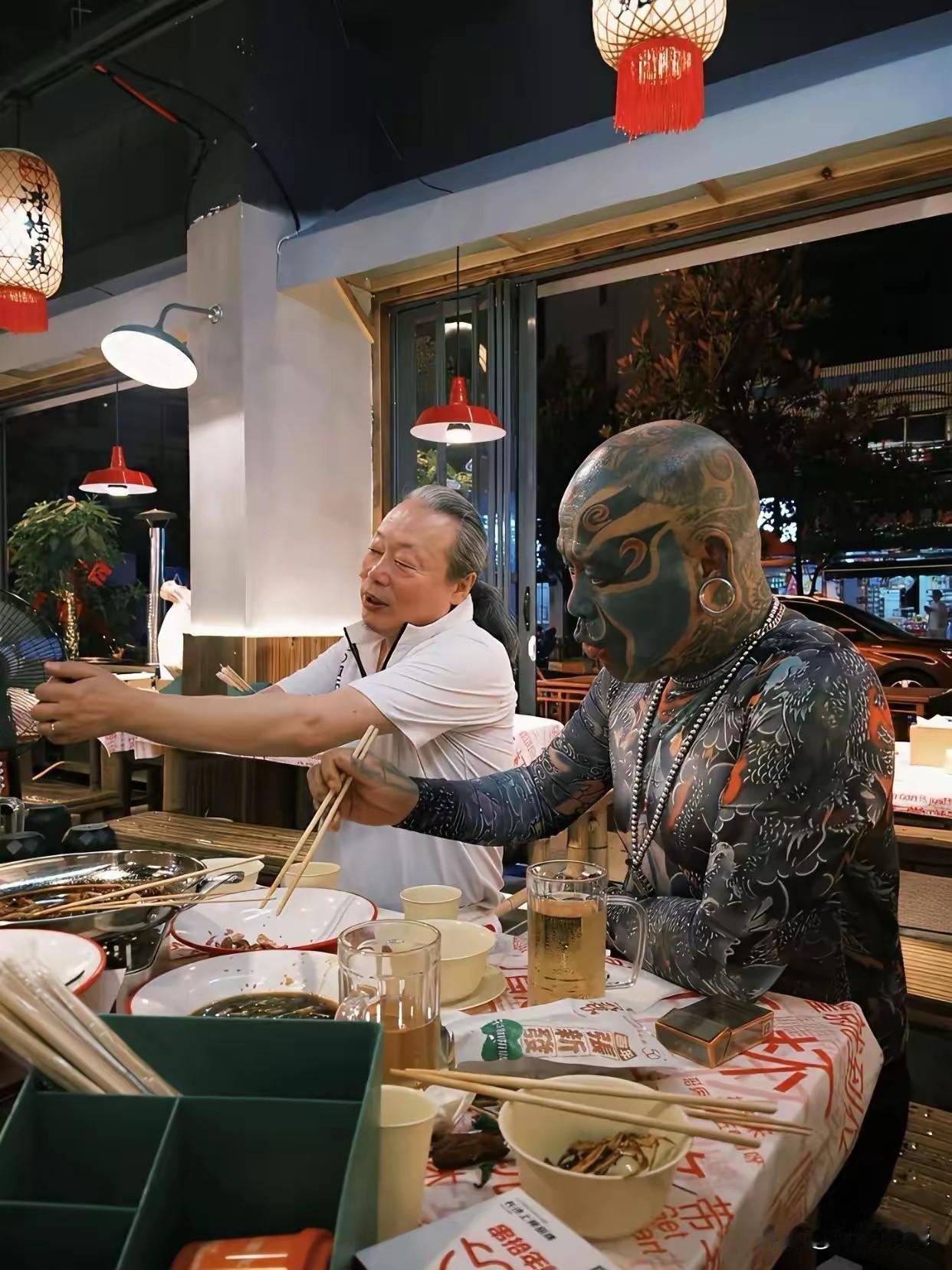 好好的一个人，为什么要把自己纹成这个样子，难道就如此讨厌自己天然的皮肤？把好好的