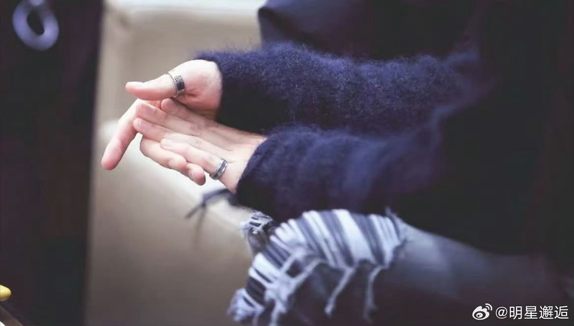 黄景瑜手控天菜黄景瑜的手太漂亮了，指节分明，线条流畅，完全就是手控党的天菜。 