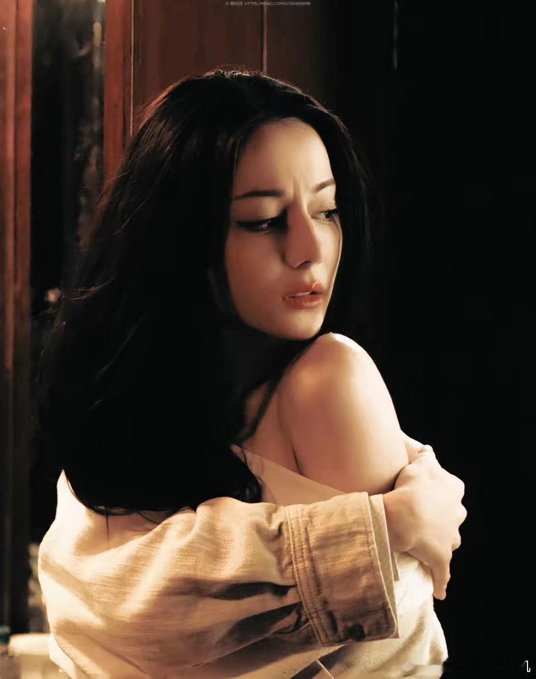 迪丽热巴《枭起青壤》的首日战报，云合1100万左右，粉丝还喊着冲今年剧王，可一对