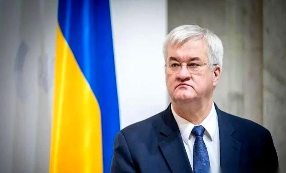 最逗的事儿发生了。
当年掀了我们桌子、抢走45亿美金的那位，现在西装革履地跑回来