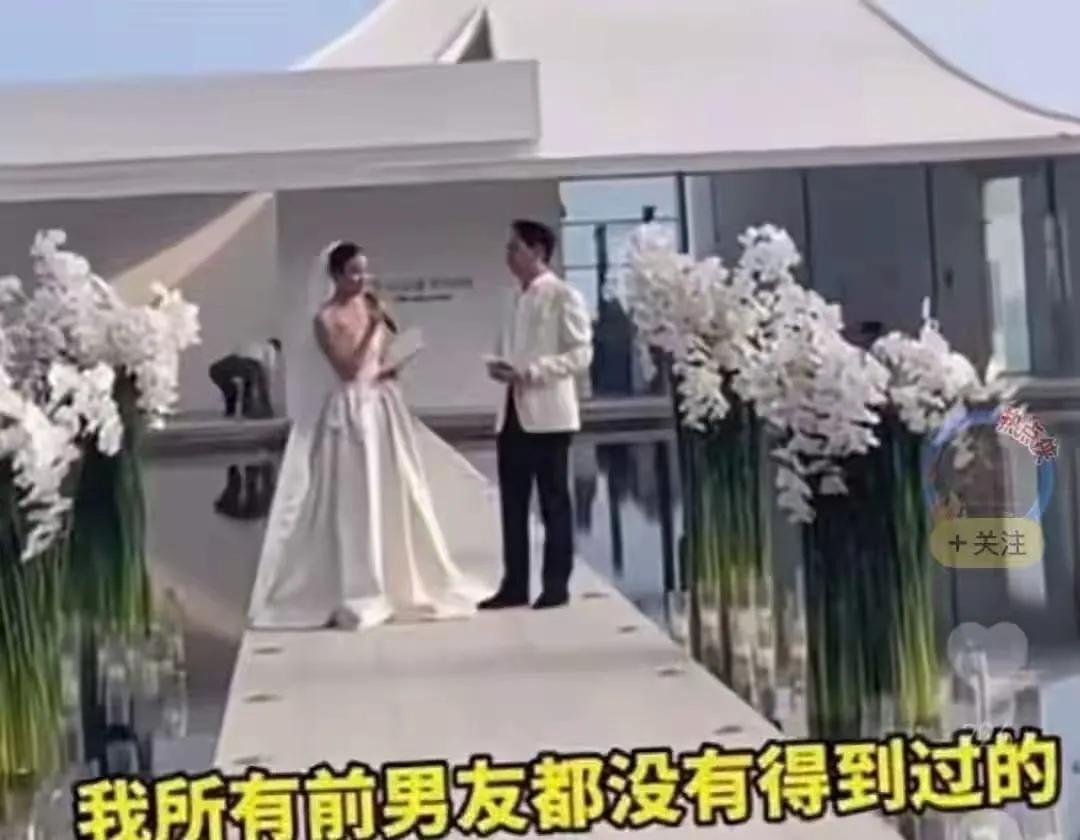 人到了中年再看这场婚礼的尴尬名场面，
最大的后怕，
是我们所有人，
都在跟着一起