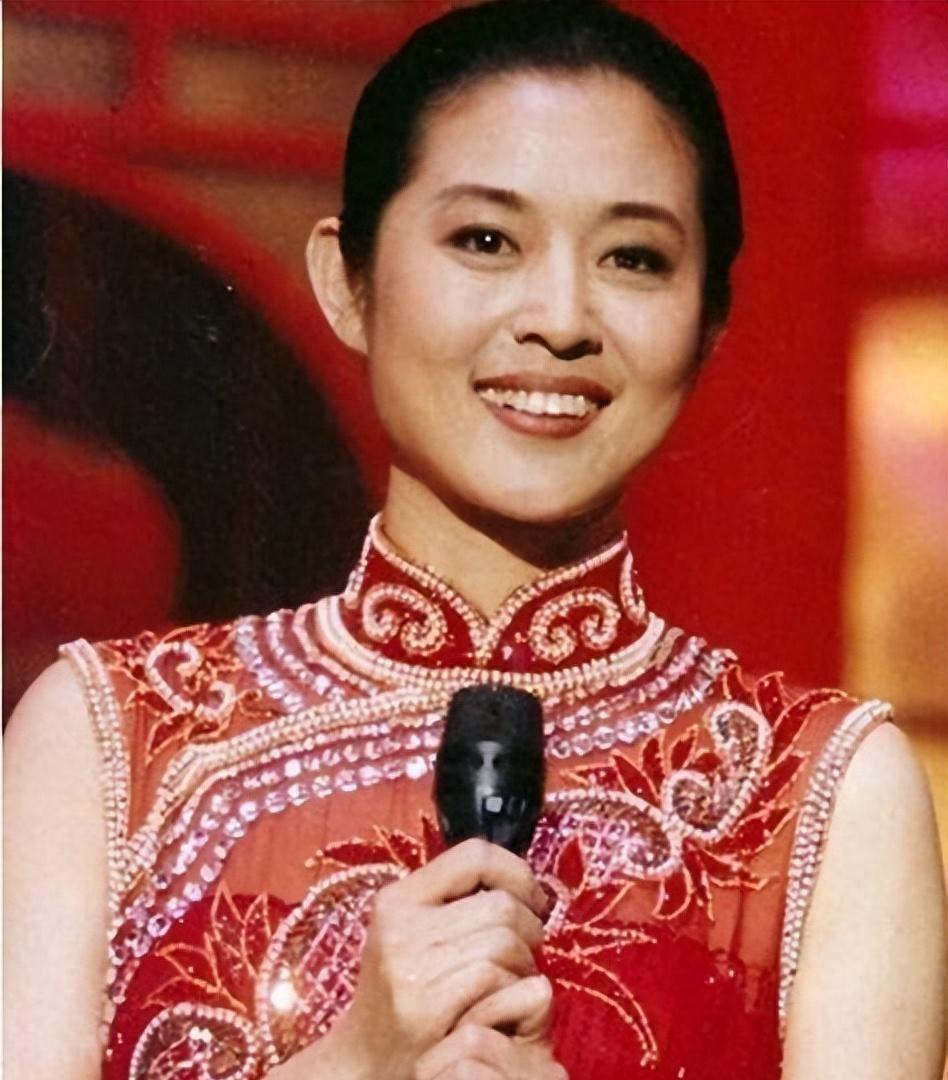 倪萍也没想到
自己的三婚丈夫杨亚洲
让整个导演圈都沉默了，第一次尝试拍摄谍战剧《