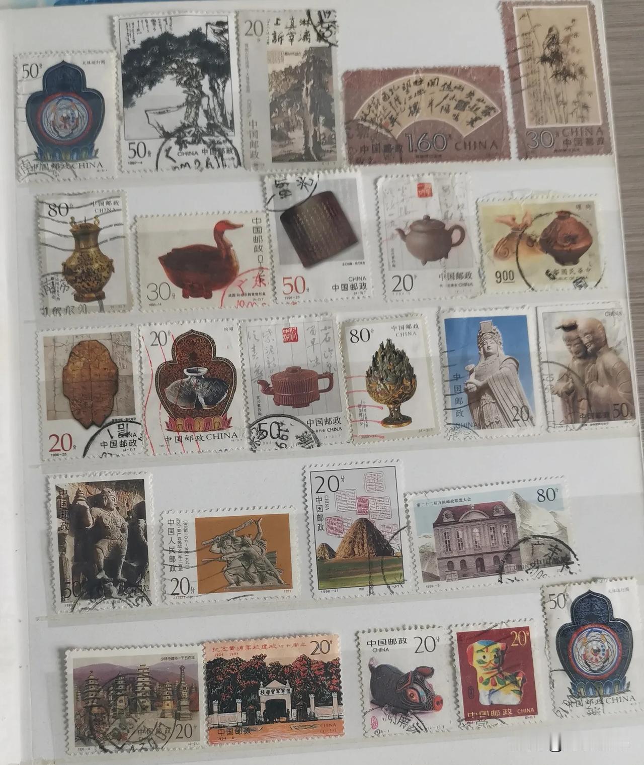 我在学生时代收集了一些邮票，
都是我和同学、朋友、亲人
书信往来用过的邮票。
那