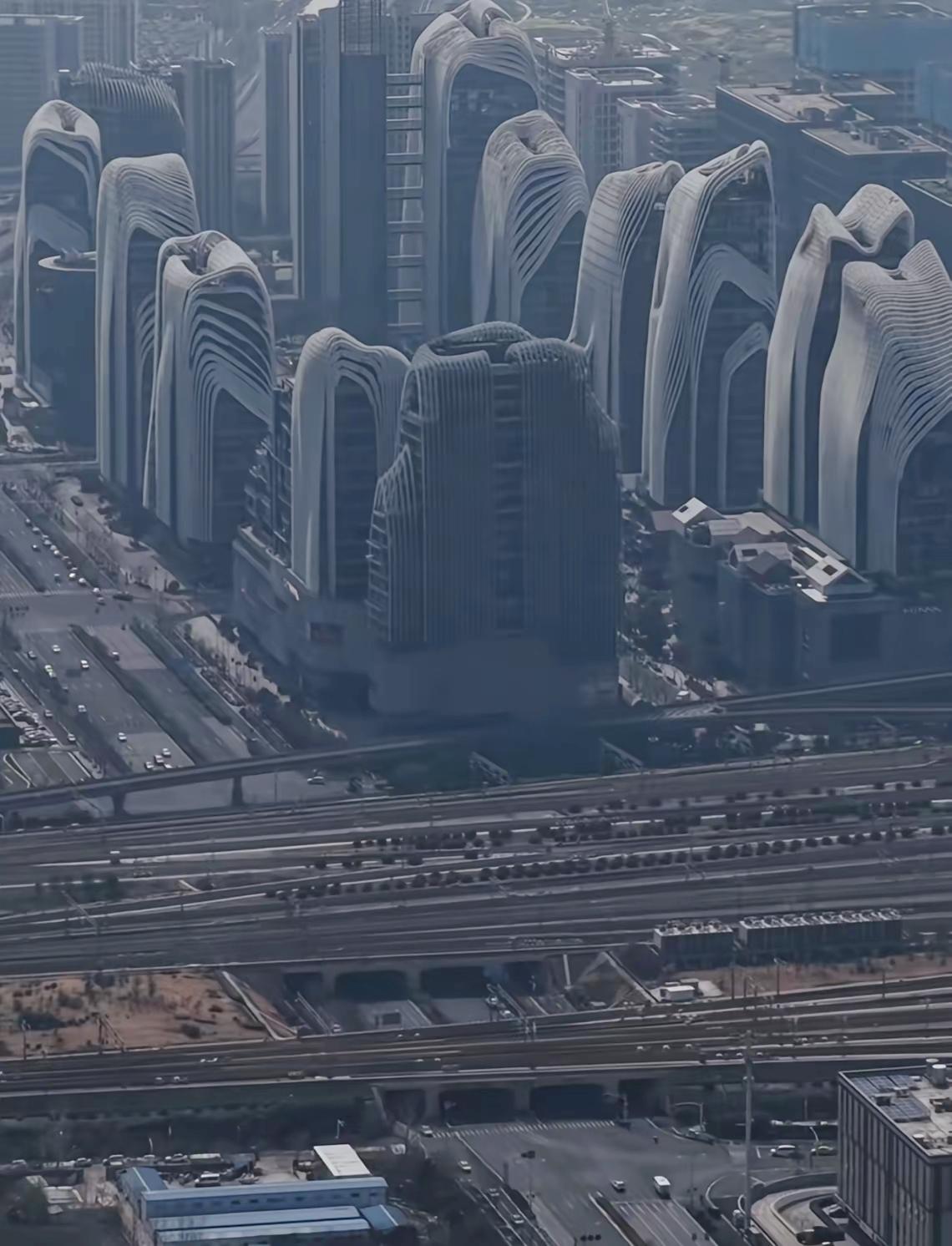 救命！刷到这张城市航拍，我直接看懵了😂
这几栋楼长得也太科幻了吧，像不像外星基