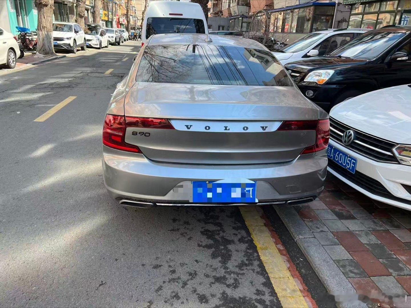 看到一辆沃尔沃s90 觉得特意为VOLVO这几个字母设计的小型面很刻意去看了下销