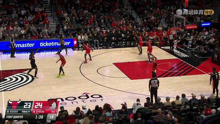 开拓者新秀杨瀚森真是篮下大杀器！在今天开拓者主场迎战公牛的比赛中，当时比赛进行到