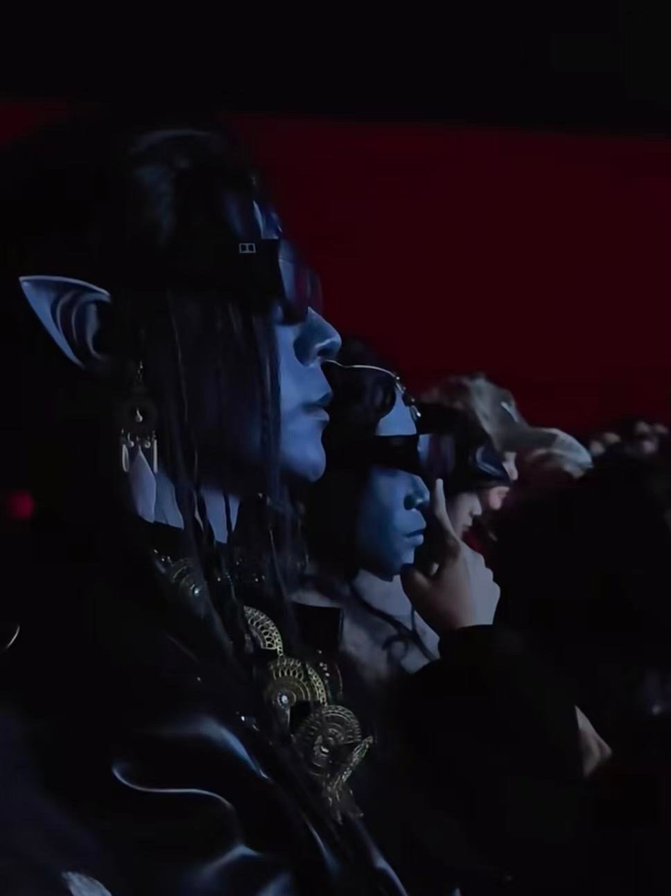 看阿凡达3身边坐着真阿凡达 谁懂这种魔幻感！身边阿凡达coser的尾巴随剧情摆动