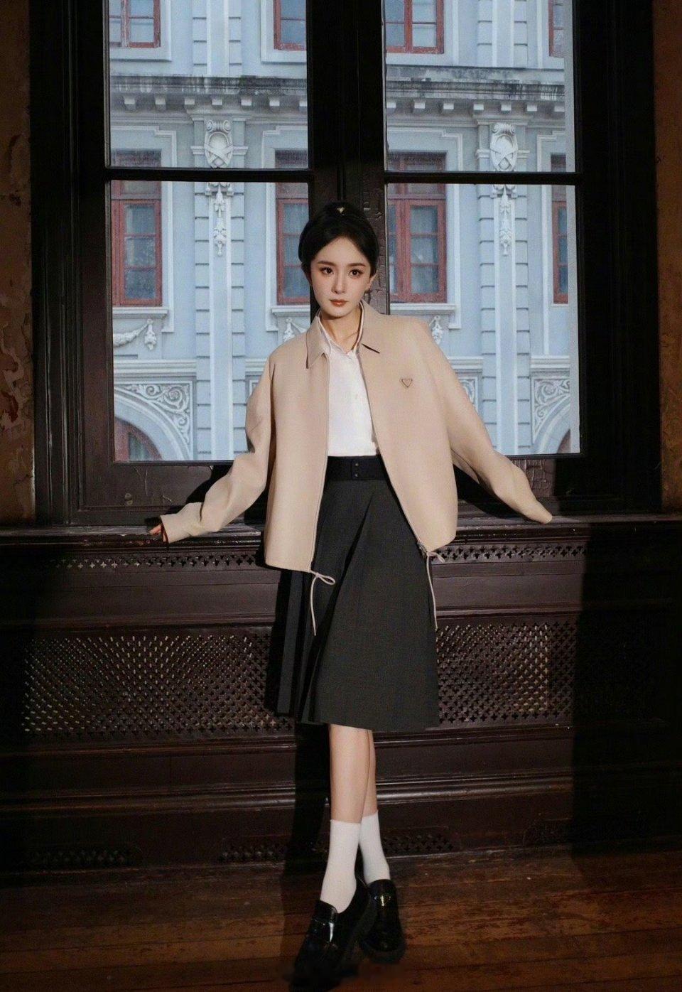 派酱安利 杨幂身穿全套prada 好贵气优雅的学院风女王！这一身太有质感太吸睛了