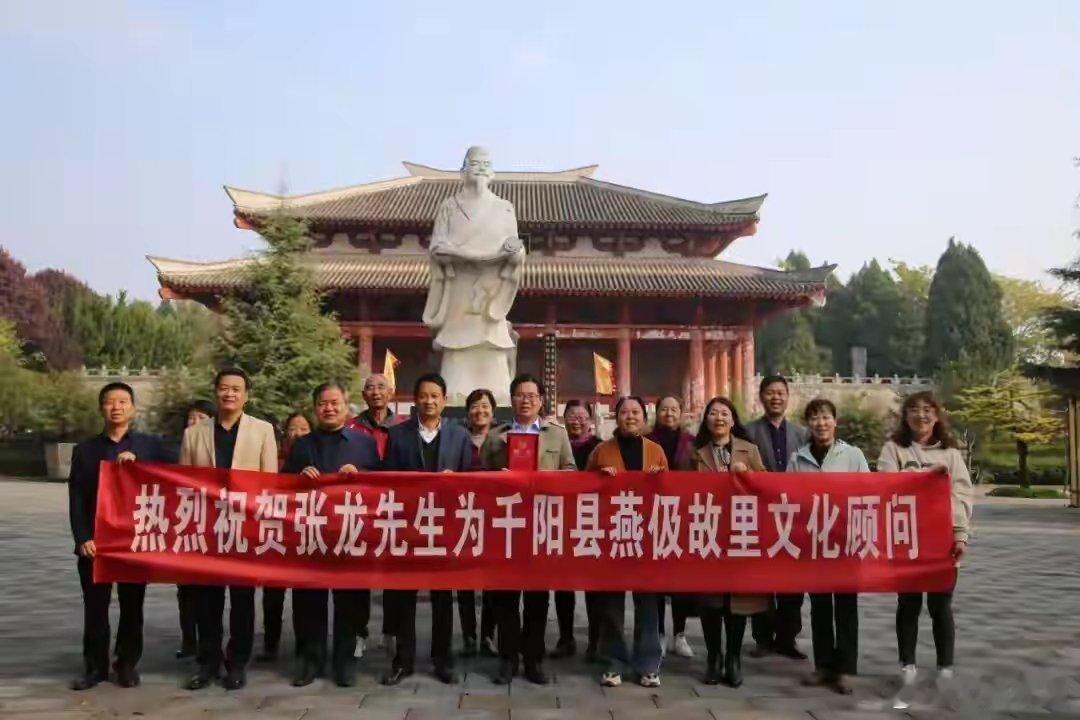 “50多个头衔全是自己封的”，冒充港中大教授，频频与名人合影，“假总编”还拿到了