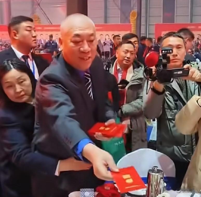 被母亲一手拉扯大的男人，结婚那天，他居然嫌弃自己的母亲长相不好，会给他“丢人”，