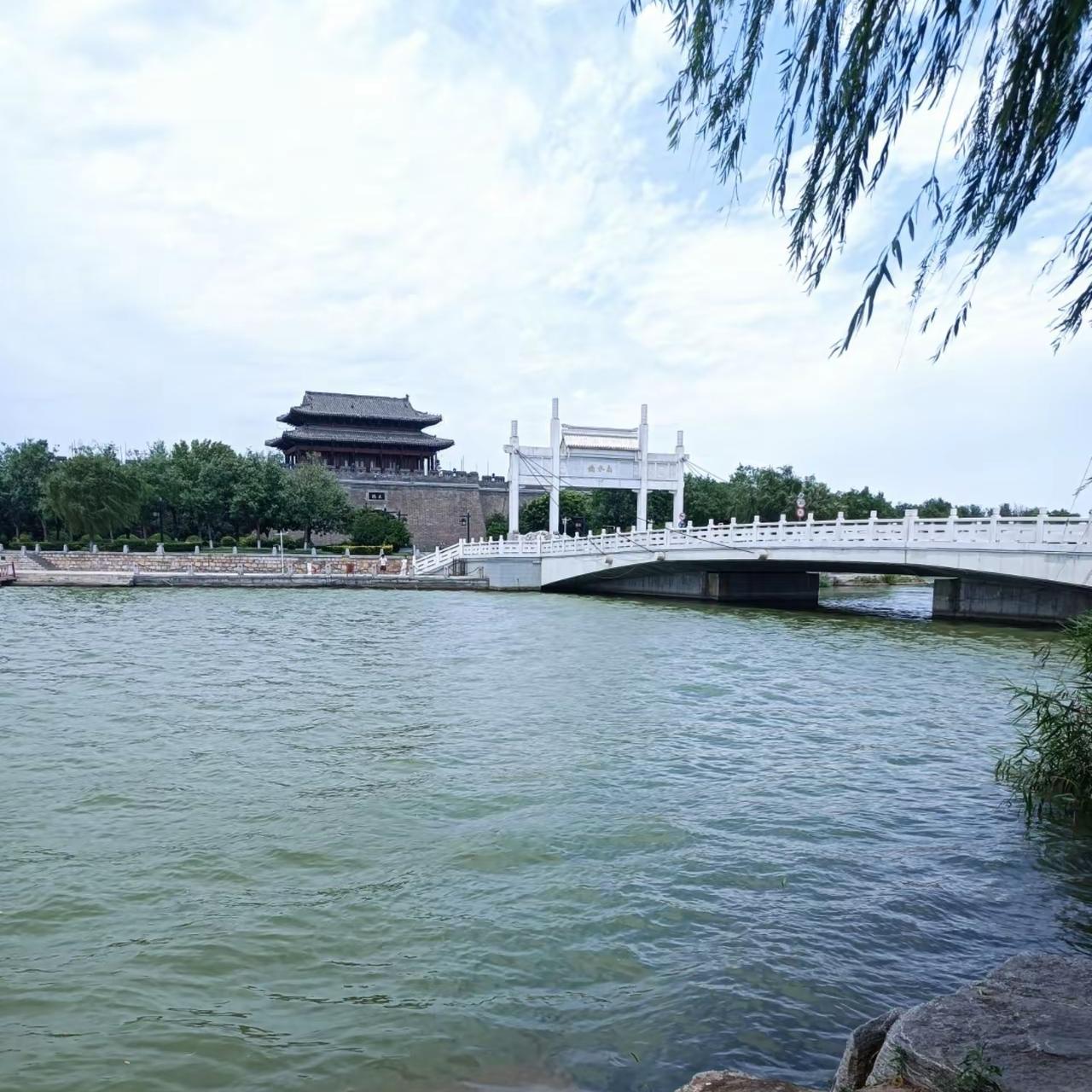 聊城东昌古城南门，是这座“水上古城”的南入口，也是游客感受千年水城韵味的绝佳起点
