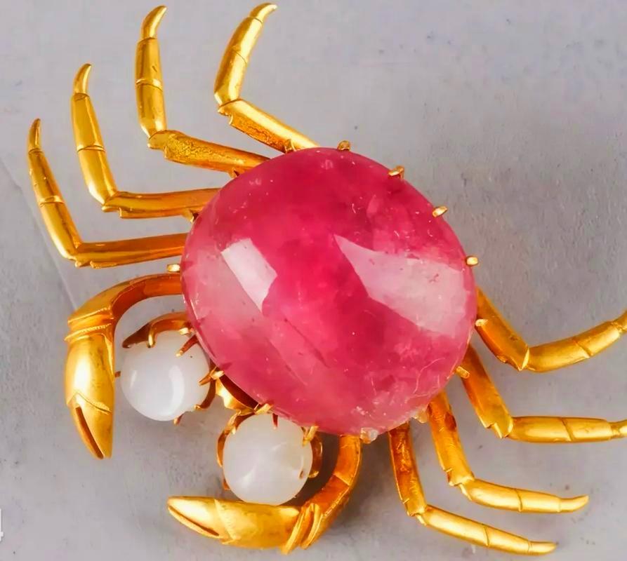 要说“惊艳”，这只清代“碧玺金螃蟹”绝对能上榜！相较于安徽农妇在山上捡到它的奇遇