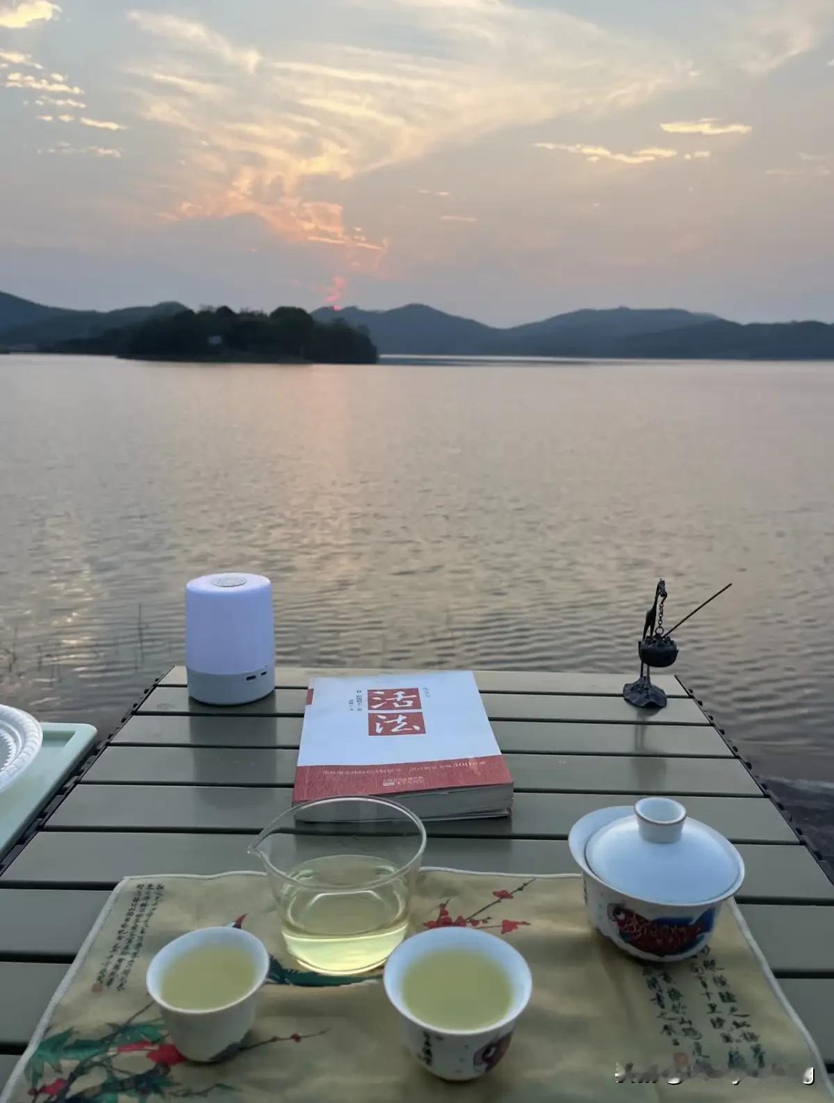 小时候，大约小学四年级放暑假那会儿，上大学的哥哥从图书馆借回了《红楼梦》《水浒》