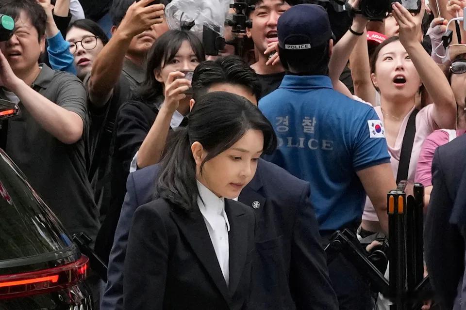 (美联社)——韩国调查人员周四请求签发逮捕令，以逮捕被监禁的前总统尹锡悦的妻子。