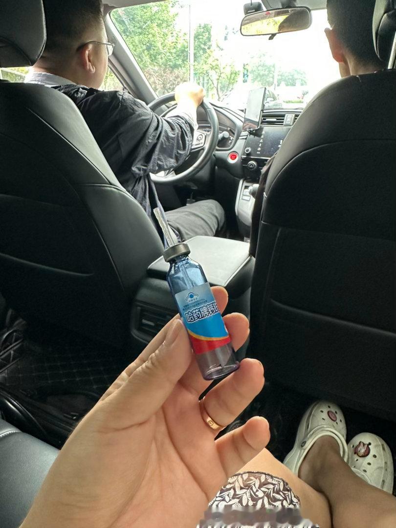 跟着中介去看房呀，正好兄妹俩出去玩了，上次带他们俩去看房，一直想走想走的，这会不