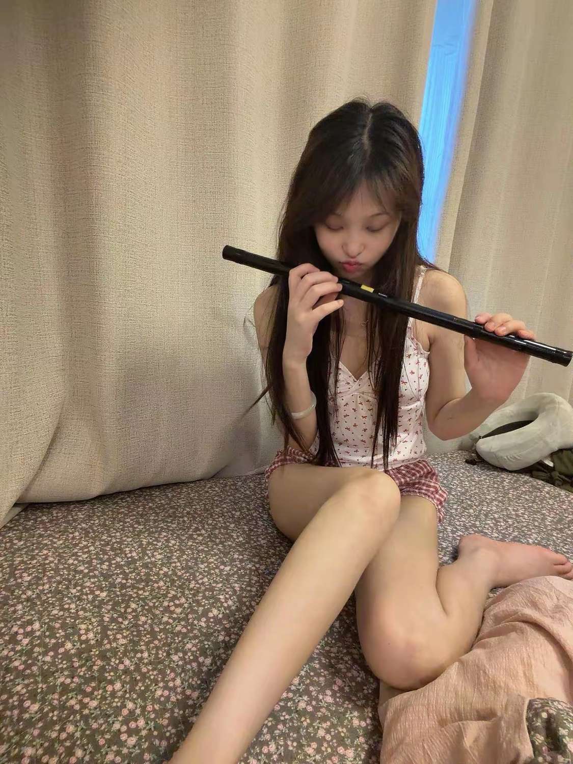 表演个绝活吹笛子 