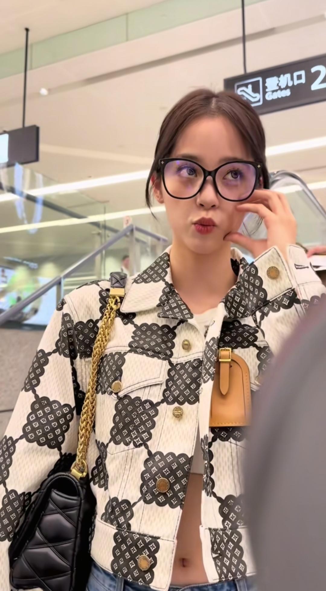 欧阳娜娜的姓氏，
以后可能要排在最后了，
从7月10日起，
娱乐圈里的排名，
全