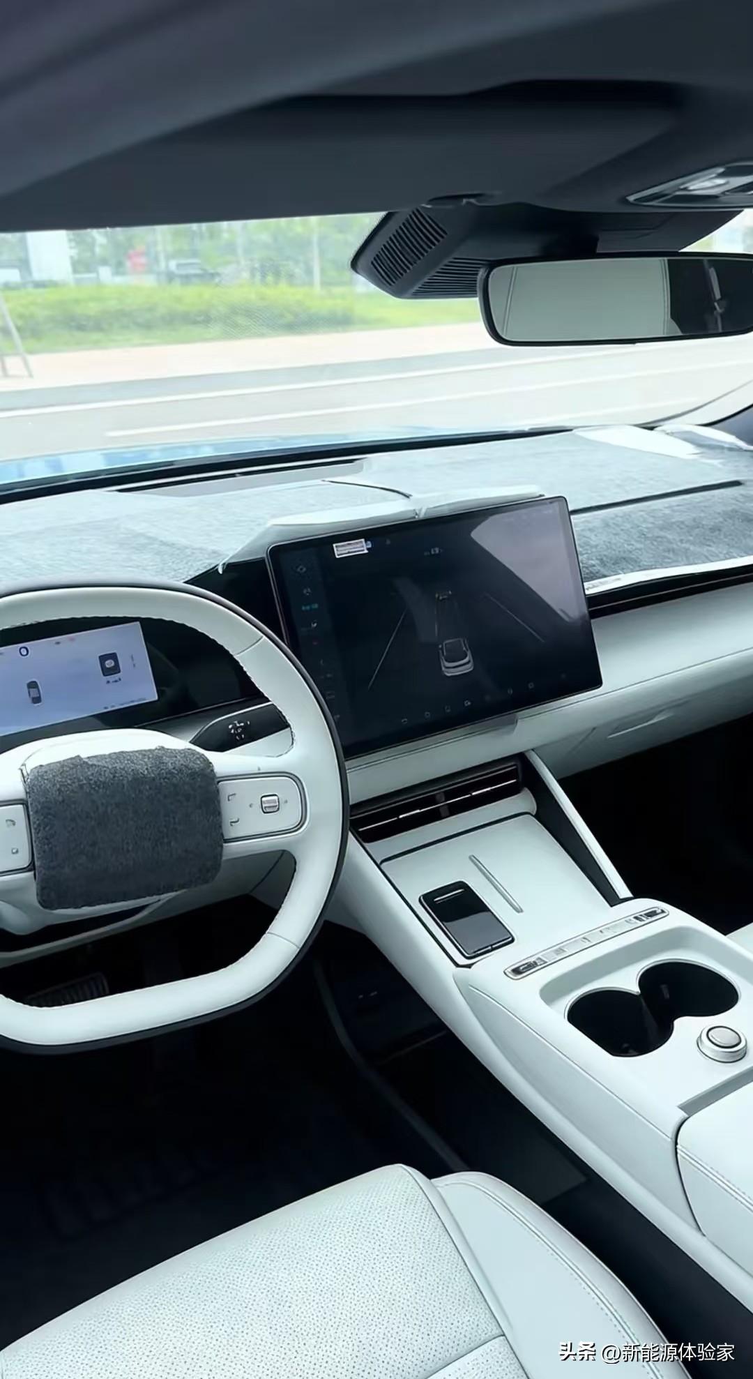 宋Ultra/秦MAX/元MAX=全员「性冷淡轻奢风」
宋Ultra那套低饱和轻