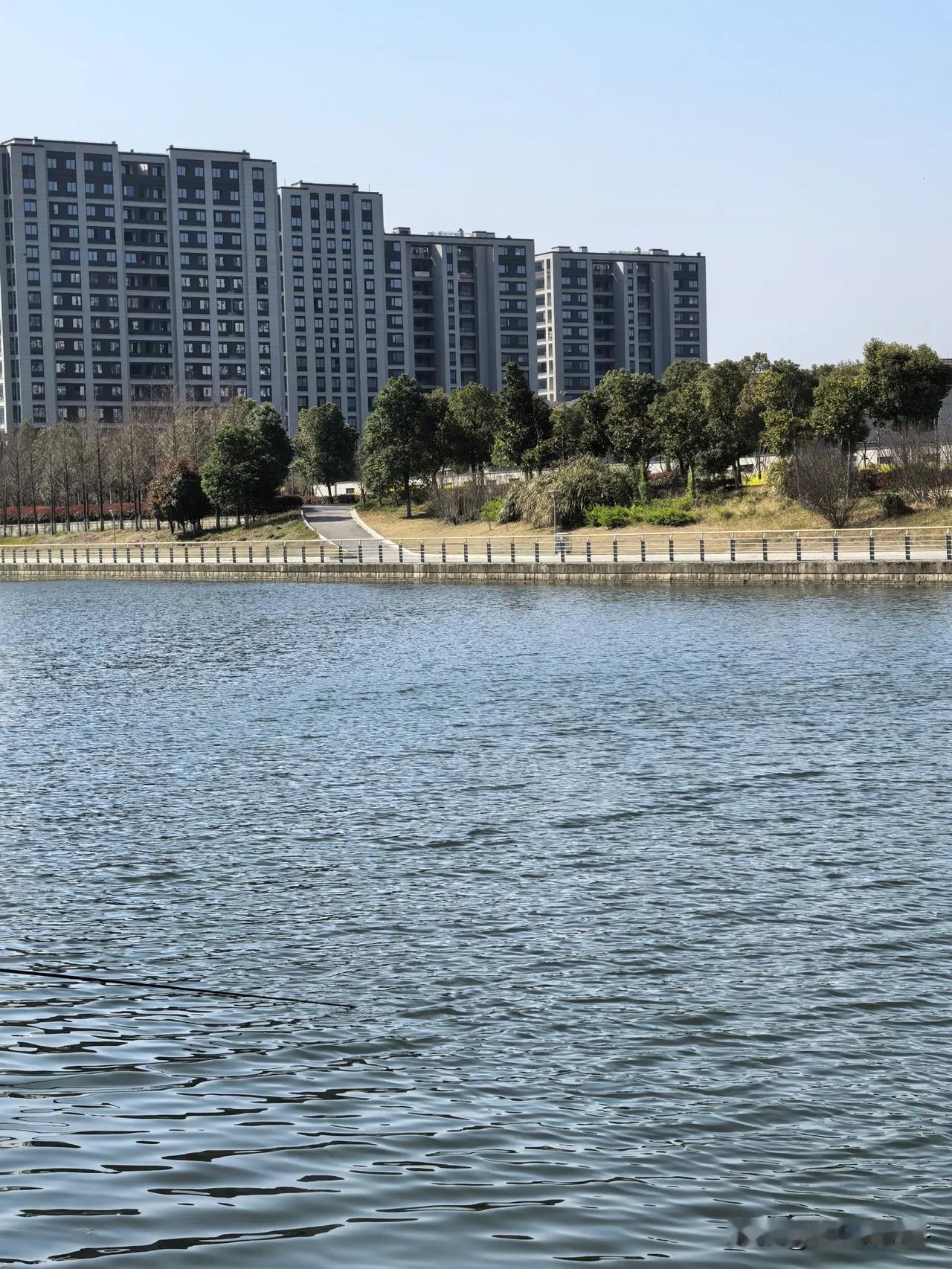 春日逐风，邂逅湖光
3月23日，晴空万里，湛蓝如宝石的天空中悠然飘着几朵白云。又