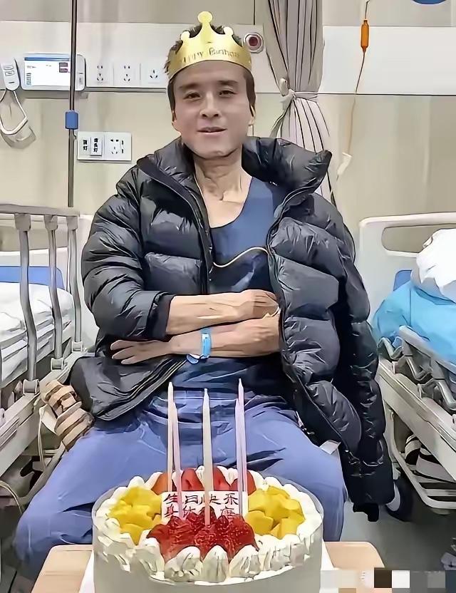 泪目！陕西47岁男子肝癌晚期。家人千方百计瞒着他，不让他得知病情。谁料，男子死后