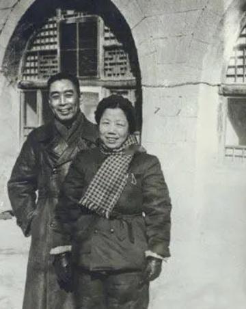 周恩来去世后保险柜由秘书打开，邓颖超也未曾知晓里面究竟藏着什么秘密？
1958年