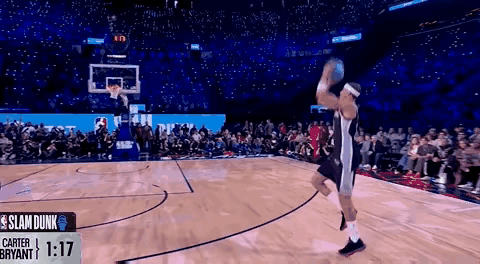 本届NBA扣篮大赛唯一满分50分扣篮，卡特·布莱恩特出场第一扣就惊艳全场，可惜高