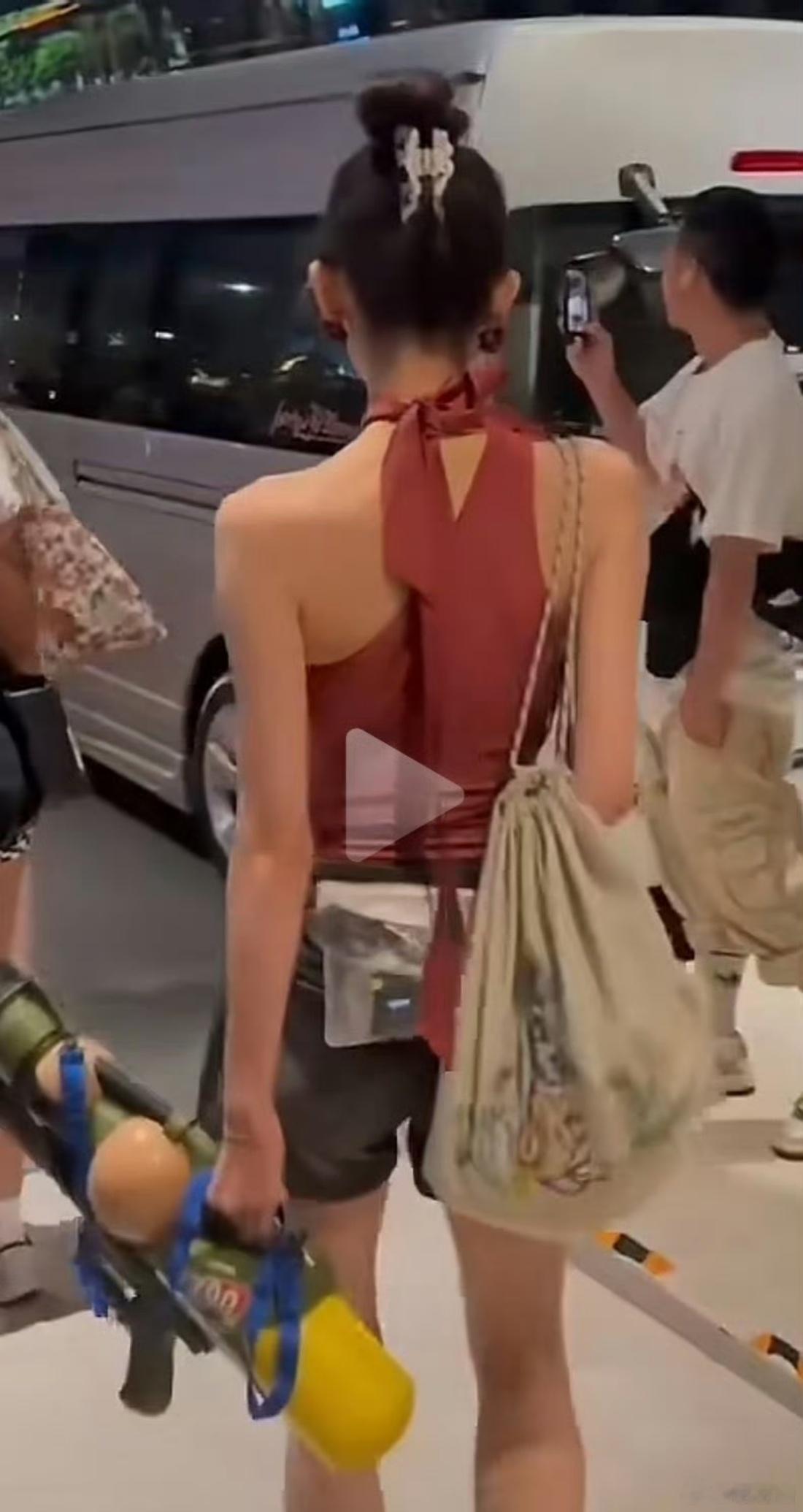 娜扎瘦成纸片人了 生活中这样的身材真的不好看呀，内娱这种畸形审美什么时候才能结束
