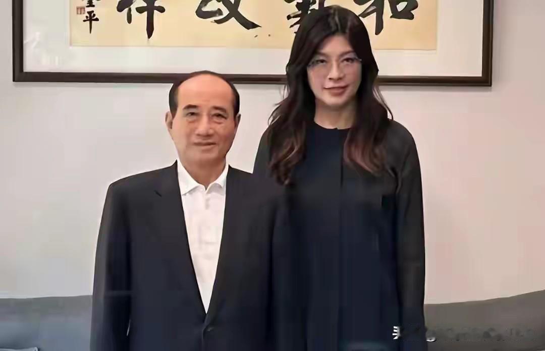 王金平这个人，真的太会算计了！看看他对洪秀柱和郑丽文的态度，你就全明白了。
 