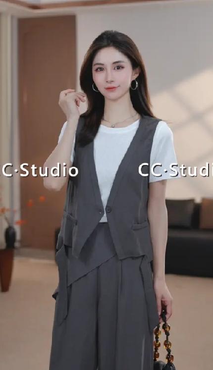 你穿的衣服，正在悄悄拉低你的审美
 
很多人买衣服只看价格、跟风款式，觉得穿上合