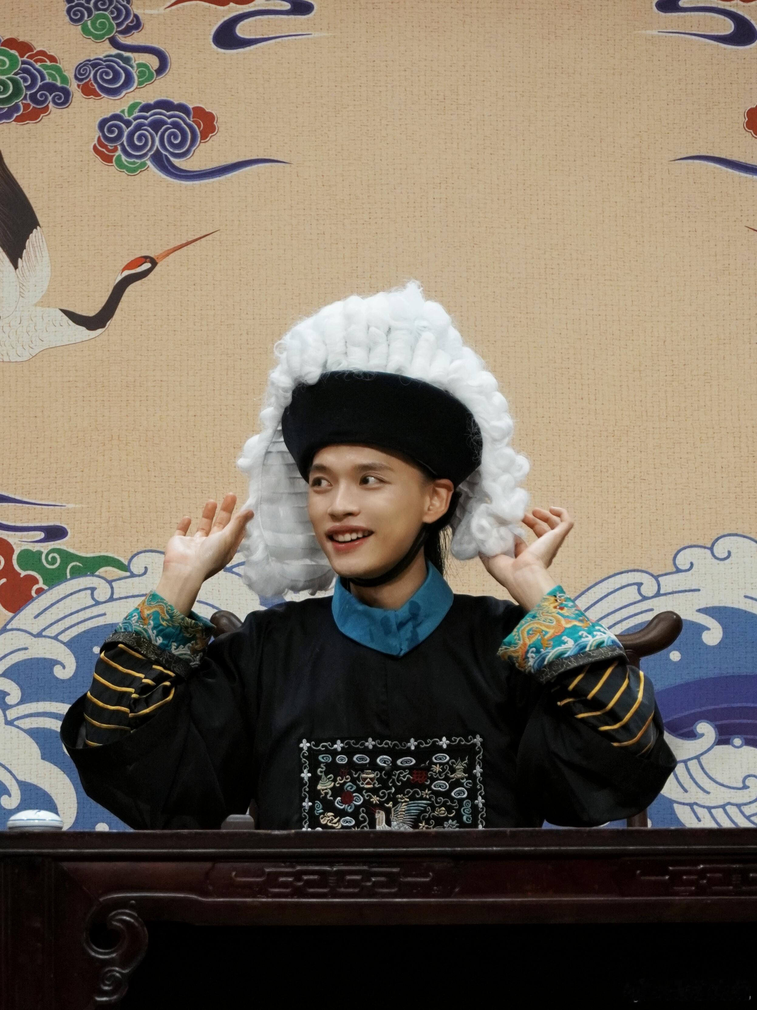 内娱喜人李治良喜人奇妙夜 每次看到李治良的段子，都不禁笑出声！他用喷水机关和幽默