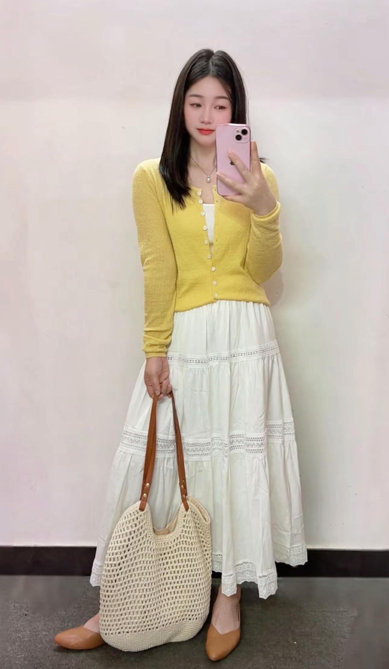 原歌时装 ➕十全十美开衫。十全十美真的百搭又好看，可以扣起来穿也可以当开衫穿，颜