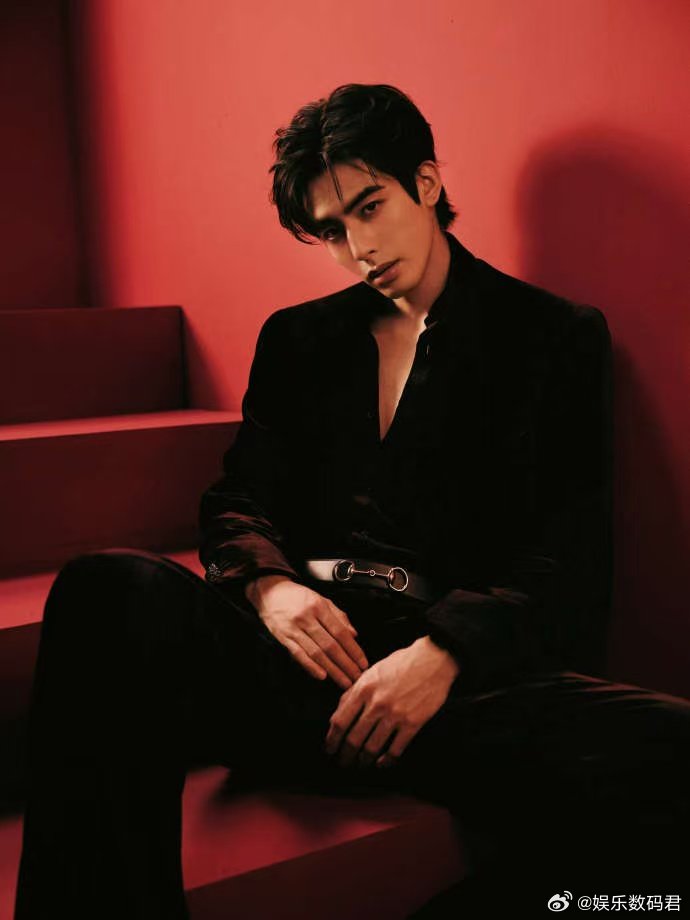 宋威龙红丝绒深V 宋威龙太懂粉丝心了！深V造型安排得明明白白，红丝绒质感超高级 