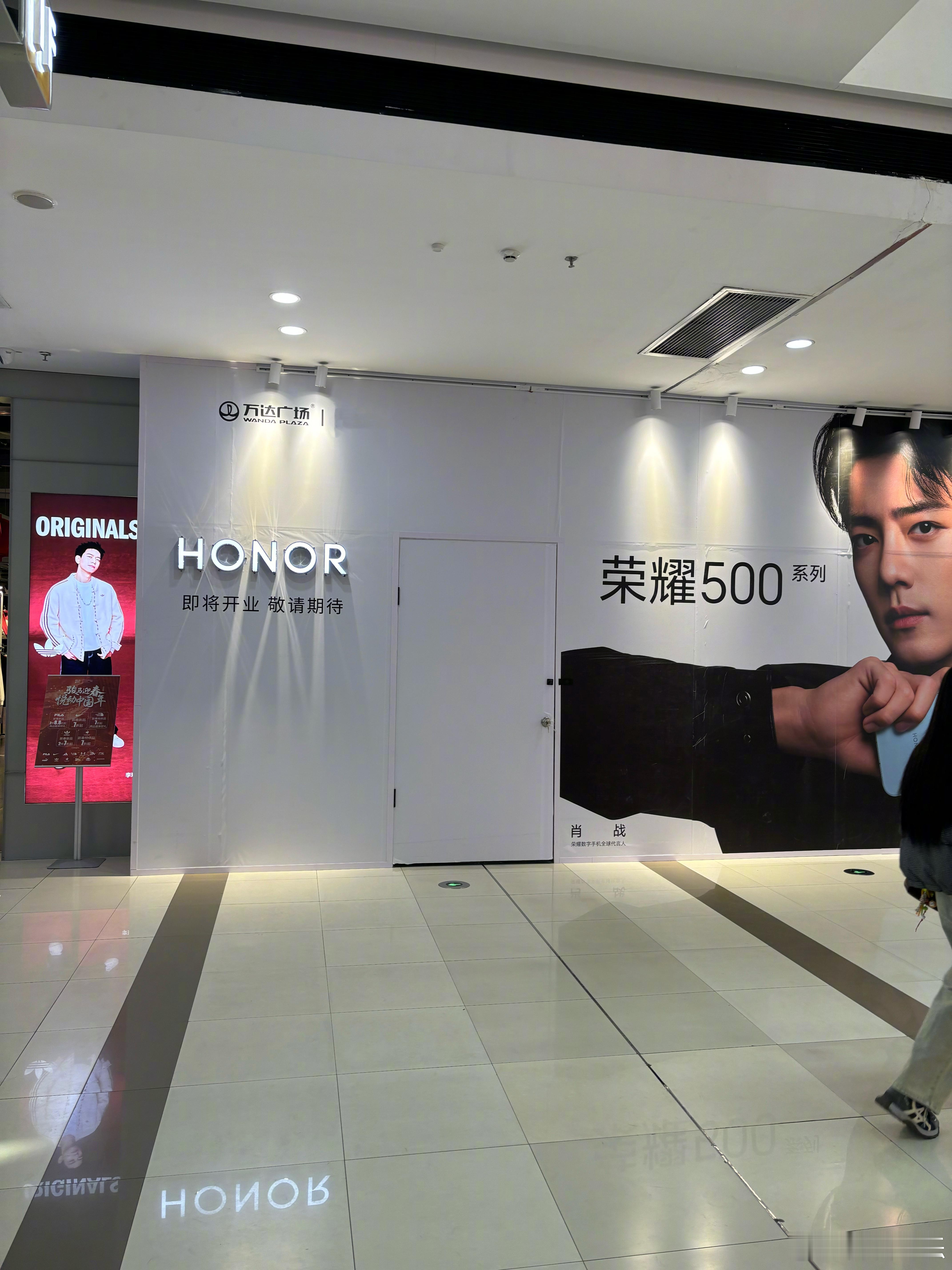 老家这边的万达就要新开一家荣耀体验店了，看起来面积不小，荣耀这两年线下发展的不错