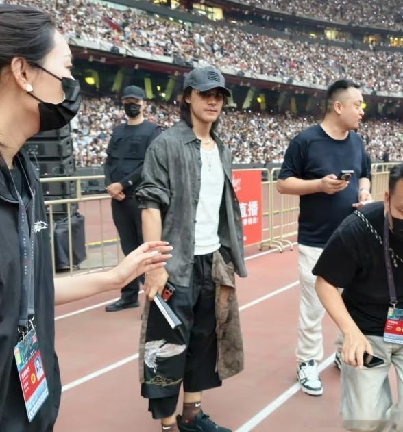 此沙看谢霆锋演唱会一直喊太帅了此沙谢霆锋演唱会戒断不掉 此沙的情绪表达简单直白，