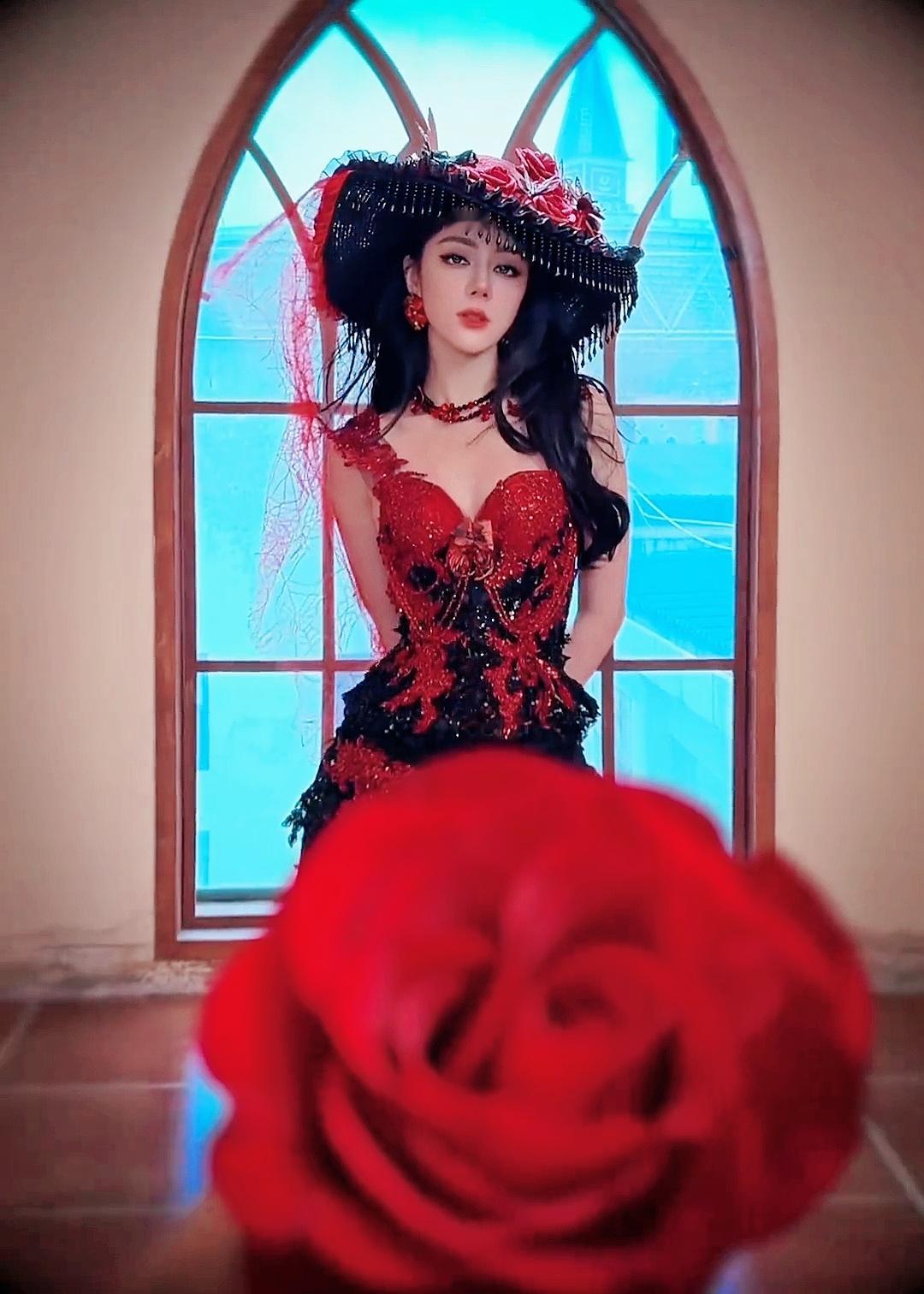 迪丽热巴最新营业！ 