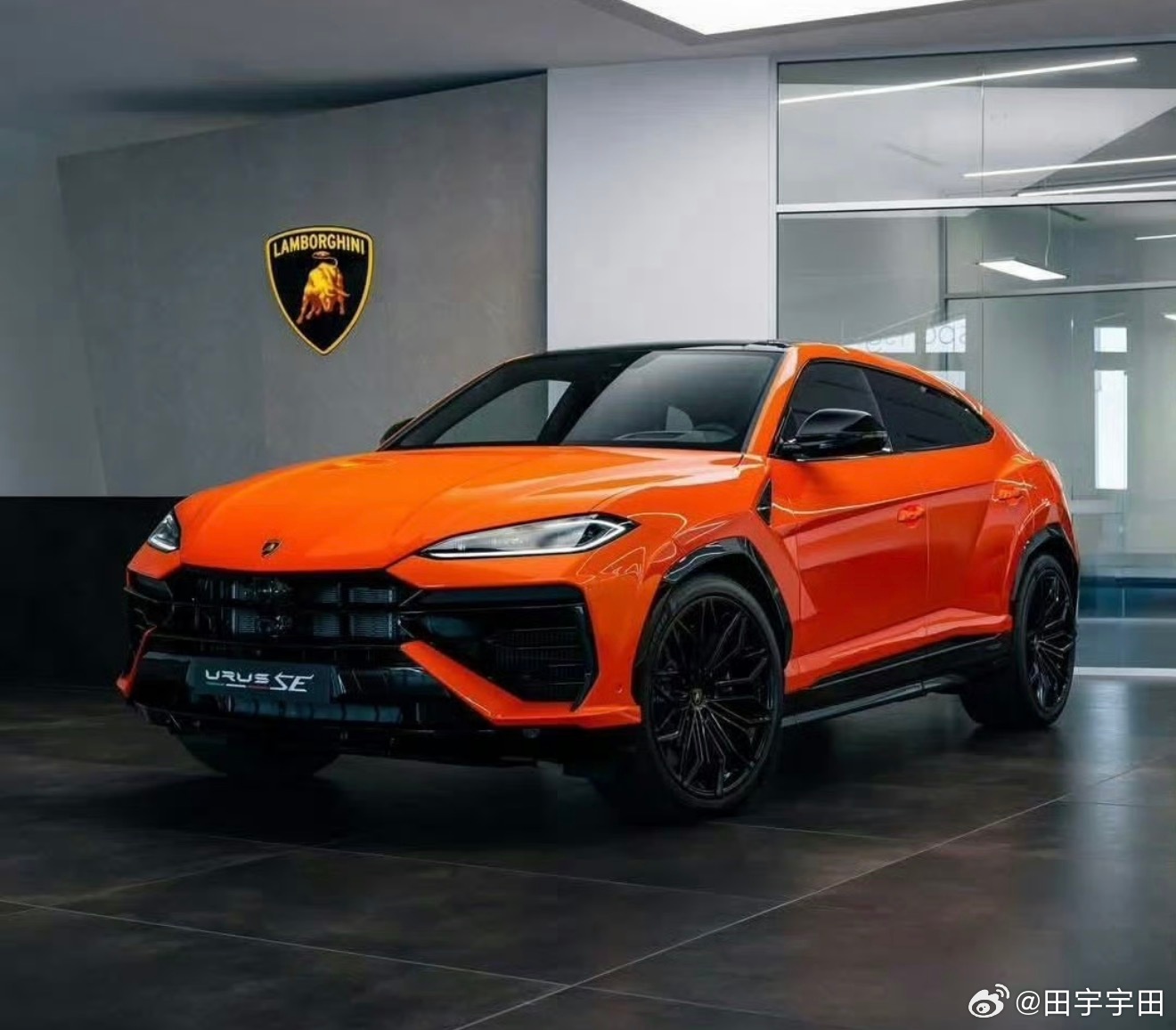 曝关晓彤喜提新车无边框车窗、SUV、亮眼的橙色兰博基尼URUS SE落地估计三百