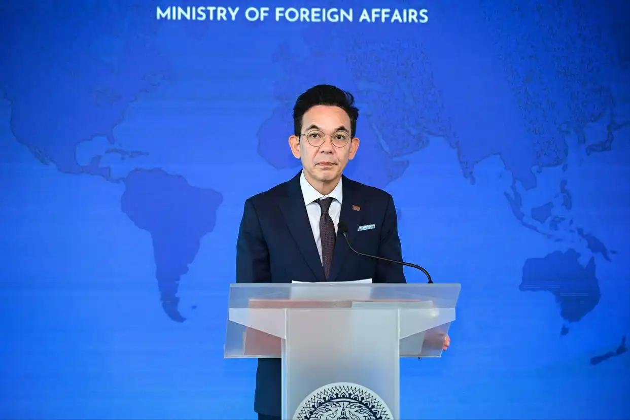 必须低头！
15日晚泰国外交部发言人正式公布了结束边境冲突的三个条件：1、柬埔寨