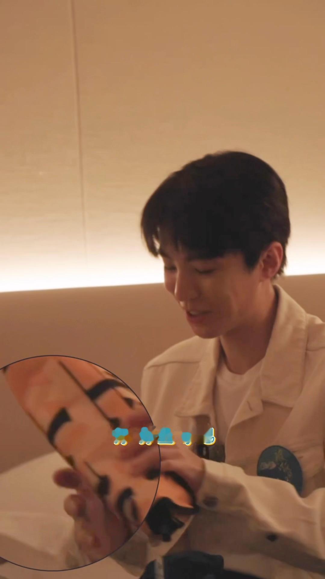 王俊凯乌镇戏剧节vlog 王俊凯：“你坐等吧！”跟师父黄磊也随时调皮一下的小凯好