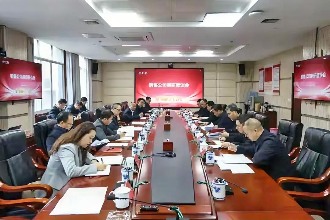 茅台董事长亲自去管销售，释放了一个重磅信号：茅台这艘巨轮，正在拼命调转船头。
