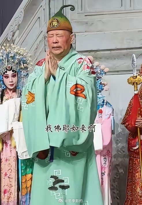 郭德纲被举报，迅速登上热搜！郭德纲在7月份在武汉演出时，临时篡改红歌《弹起我心爱