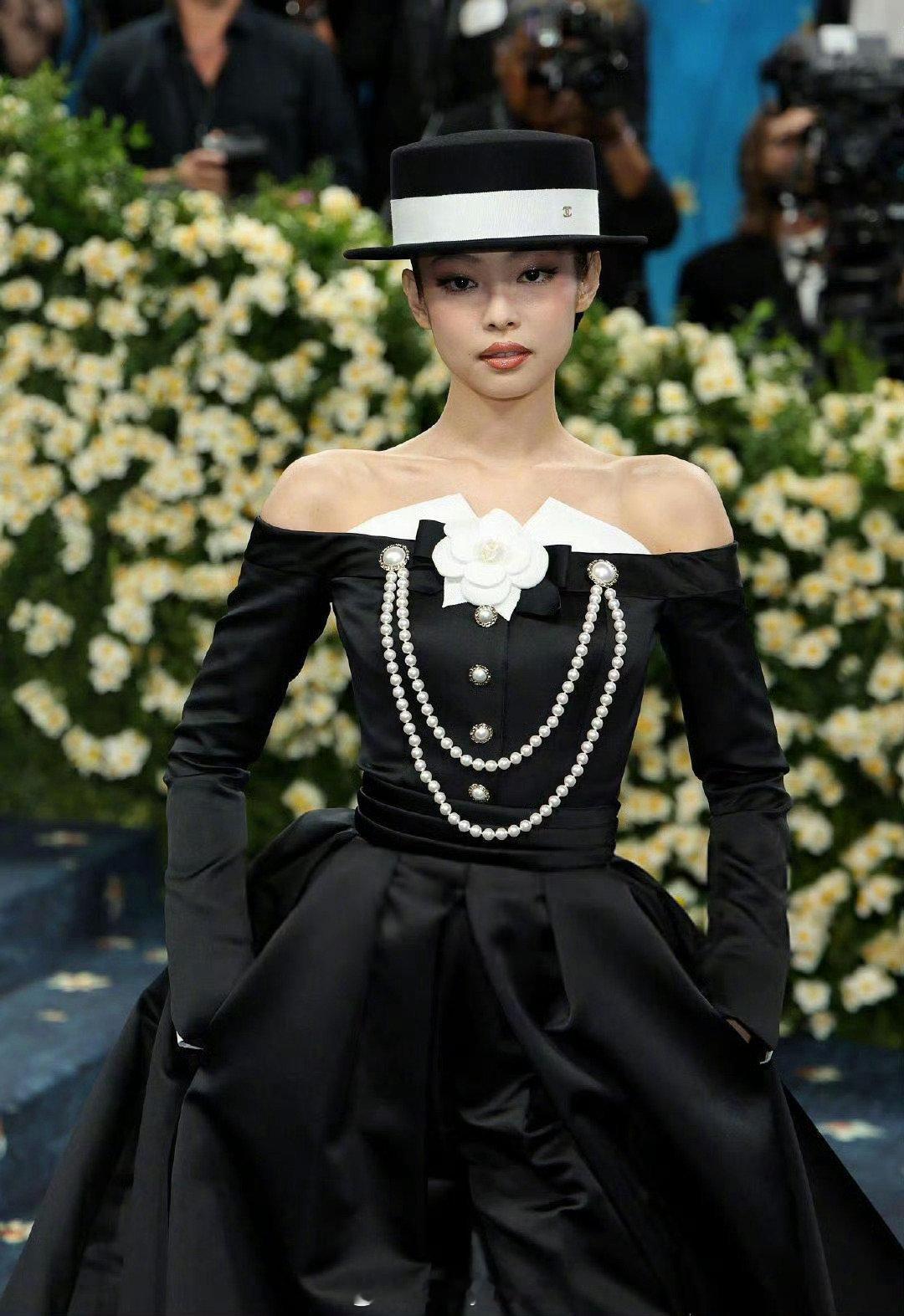 Lisa、Jennie、朴彩英亮相今年的MET GALA，都是黑色系列，你更喜欢