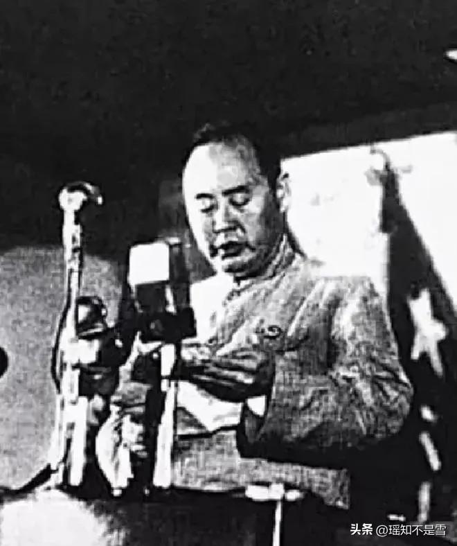新中国成立后，中央原本安排傅作义担任国防委员会副主席，行政三级，级别已经不低。