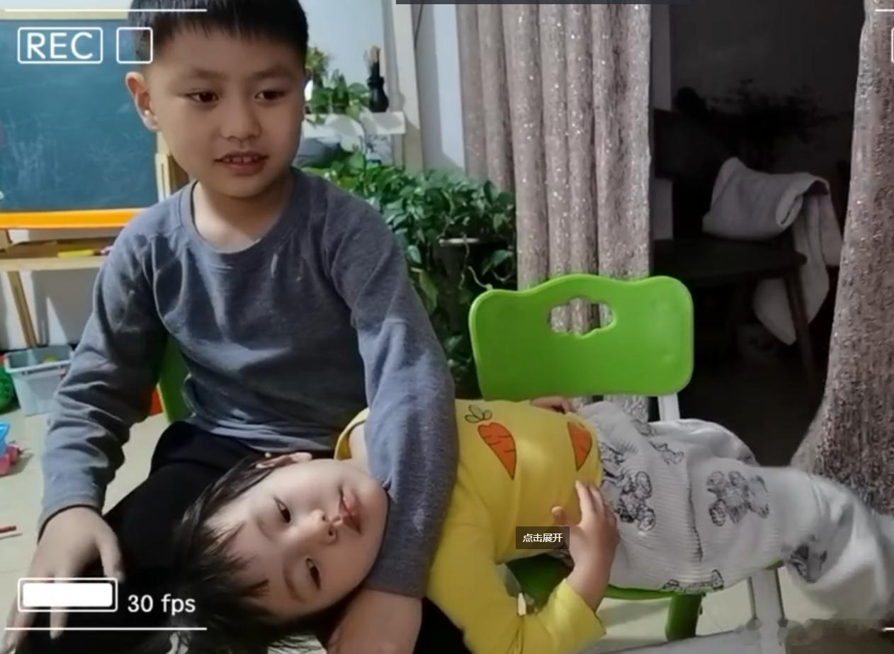 小孩子看电视特认真是因为不识字 果果和福林小时候看听我讲故事都特别喜欢听某一段，
