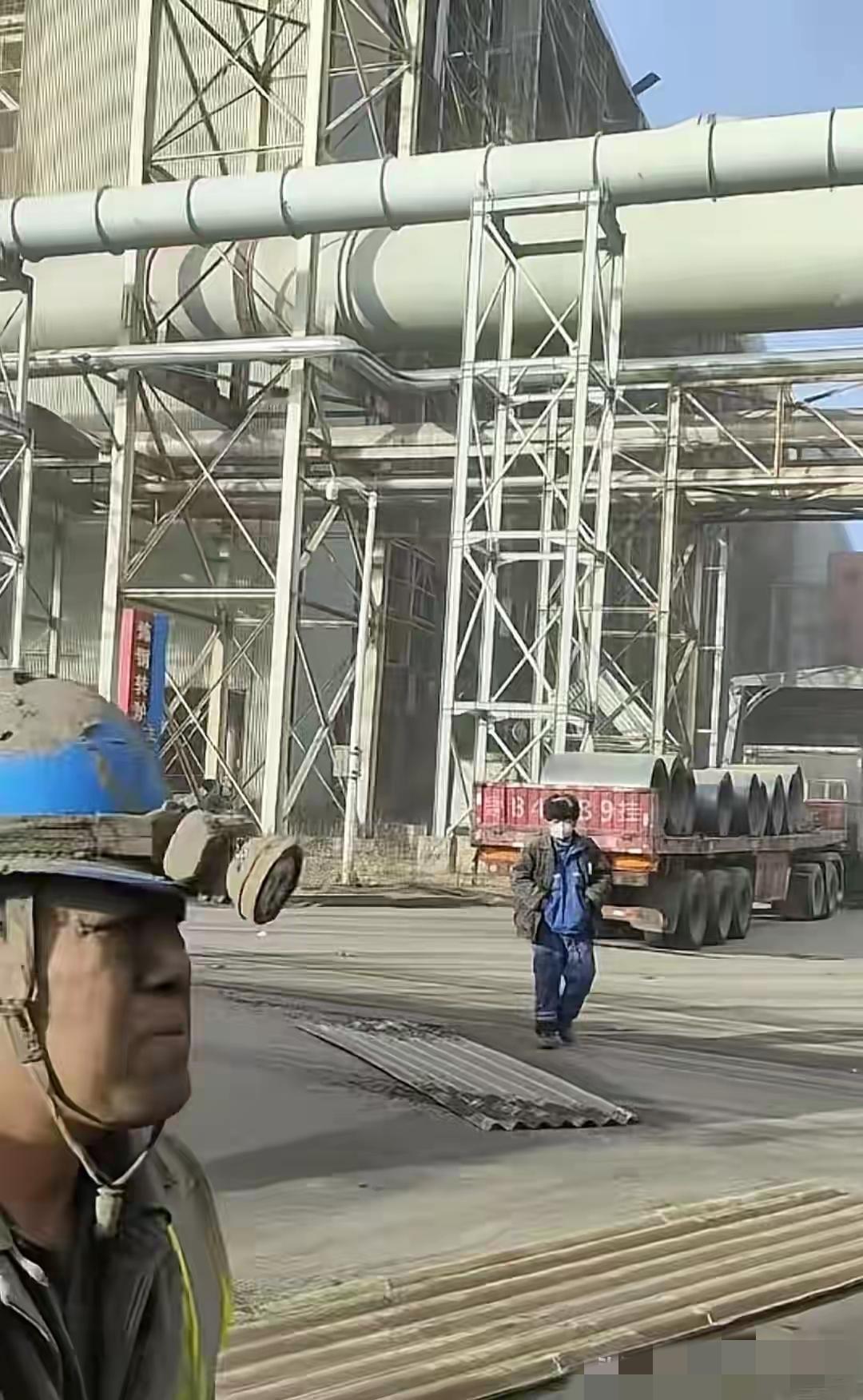 包头包钢爆炸地点的厂房，凌乱的不成样子，到处都是狼藉一片。

爆炸后的现场，凌乱