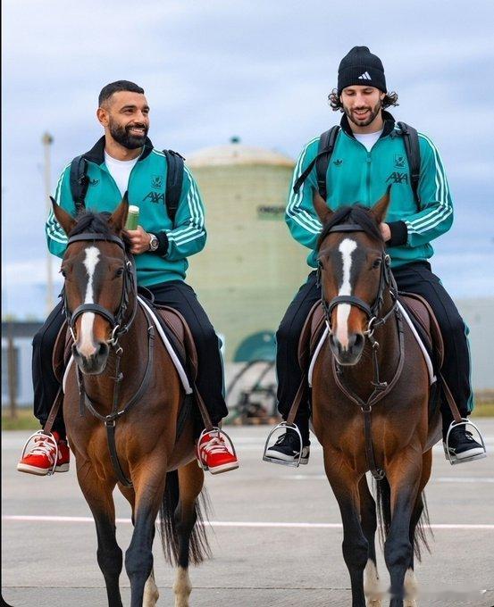 据卫报记者AHunter同样透露利物浦将索博视为潜在的未来队长人选。俱乐部对其发