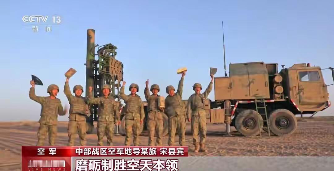 近期央视军事公开中部战区空军地空导弹部队实弹战备演练影像，一枚外形纤细修长的新型